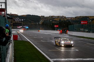 #98 ROWE Racing DEU- Laurens Vanthoor BEL Nick Tandy GBR Earl Bamber NZL IGTC, Chequered Flag, Race
