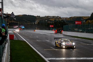 #98 ROWE Racing DEU- Laurens Vanthoor BEL Nick Tandy GBR Earl Bamber NZL IGTC, Chequered Flag, Race
