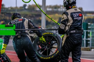 #77 Barwell Motorsport GBR Sandy Mitchell GBR Ricky Collard GBR Rob Collard GBR Leo Machitski RUS IGTC, Pitlane, Race
