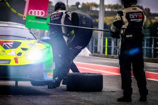 #77 Barwell Motorsport GBR Sandy Mitchell GBR Ricky Collard GBR Rob Collard GBR Leo Machitski RUS IGTC, Pitlane, Race
