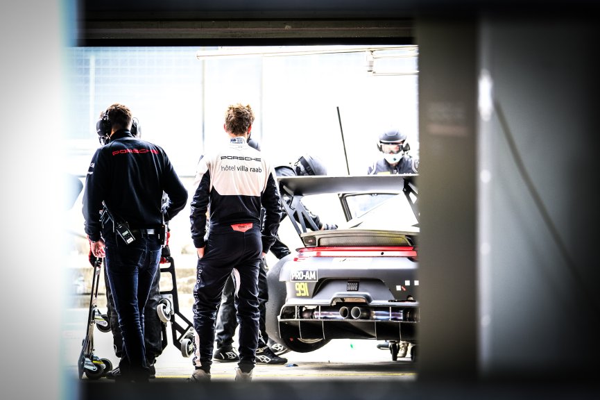 Official Paid Testing Session, Pitlane
