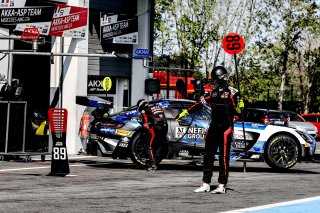 Pitlane, Qualifying 1
