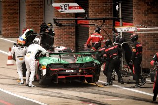 Pitlane, Race 1
