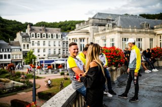 Briefing, Parade
 | SRO / TWENTY-ONE CREATION - Jules Benichou