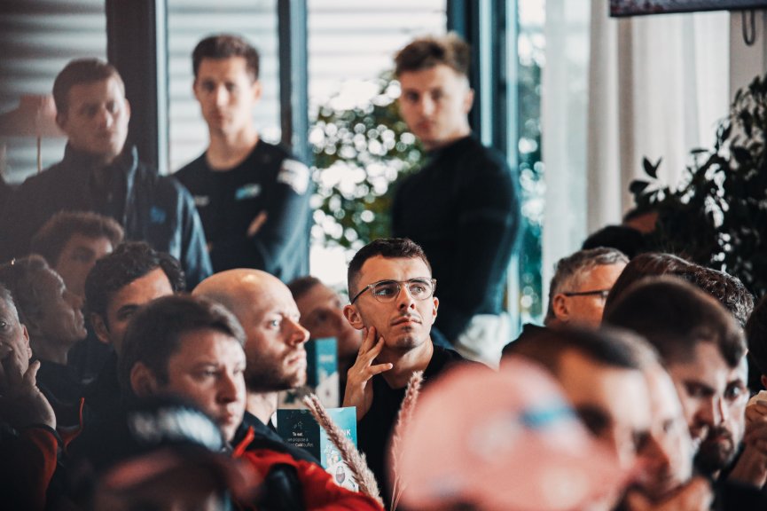 Briefing
