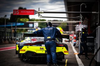 #95 Beechdean AMR Aston Martin Vantage AMR GT3 Pro, Pitlane, Test Session 2
