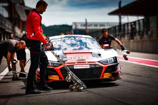 #32 Team WRT Audi R8 LMS evo II GT3 Pro, Pitlane, Test Session 2
