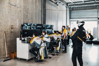 #98 Rowe Racing BMW M4 GT3 Pro, Pitlane, Test Session 1
