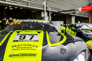 #97 Beechdean AMR Aston Martin Vantage AMR GT3 Gold Cup, Pitlane, Test Session 1
