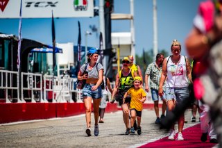 Ambiance, Pit Walk
