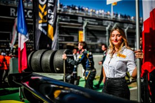 Grid Walk, Race
