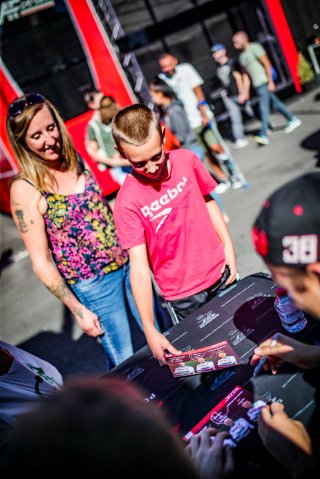Ambiance, Autograph Session
