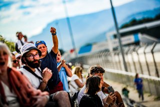 Ambiance, Race
