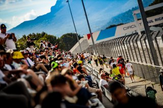 Ambiance, Race
