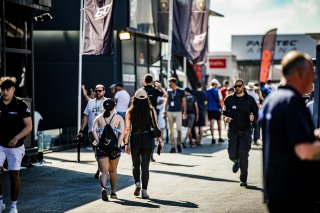 Ambiance, Paddock
