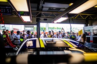 Ambiance, Pit Walk
