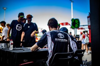 Ambiance, Pit Walk
