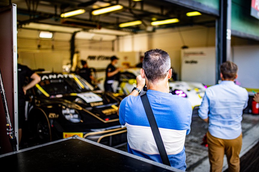 Ambiance, Pit Walk
