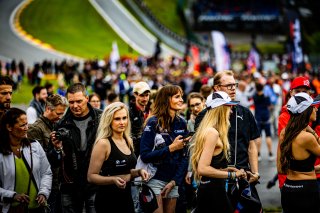 Grid Walk, Race
