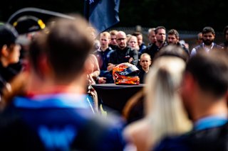 Grid Walk, Race
