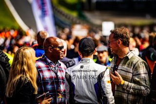 Grid Walk, Race
