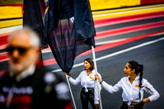 Grid Walk, Race
