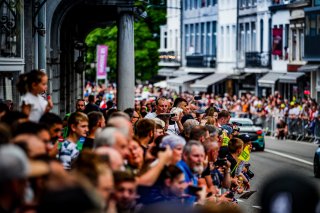 Ambiance, Parade
