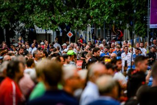 Ambiance, Parade
