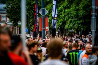 Ambiance, Parade
