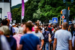 Ambiance, Parade
