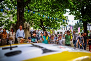 Ambiance, Parade
