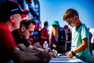 Ambiance, Autograph Session

