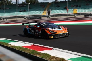 #27 - Optimum Motorsport - Mark RADCLIFFE - Fran RUEDA - Rob BELL - McLaren 720S GT3 EVO 
