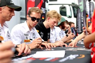 Autograph session