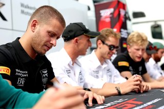 Autograph session