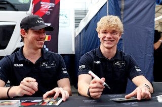 Autograph session