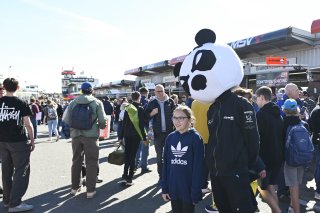 Fans at the Pitlane Autograph Session
