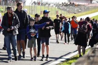Autograph Session in the Pitlane
