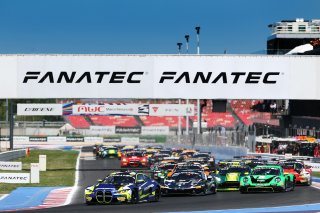 Start of the race #46  Team WRT  Maxime MARTIN  Valentino ROSSI  BMW M4 GT3 leads
