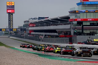Start of Race 1 - #72 - Barwell Motorsport - Gabriel RINDONE - Patrick KUJALA - Lamborghini Huracan GT3 EVO2 leads #9 - Boutsen VDS – Jules GOUNON – Maximillian GOTZ - Mercedes-AMG GT3 EVO 