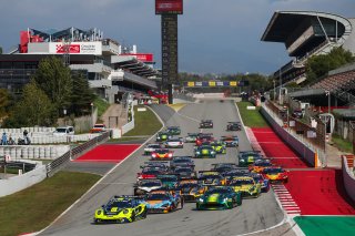 Start of Race 2, #96 - Rutronik Racing – Patric NIEDERHAUSER – Sven MULLER – Porsche 911 GT3 R (992) leads