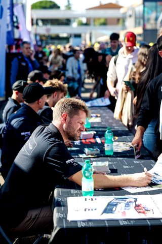 Autograph session