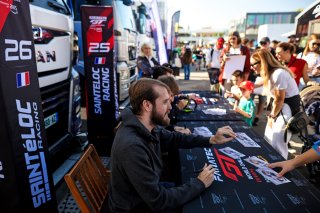Autograph session