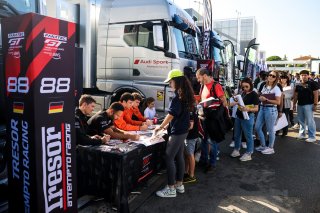 Autograph session