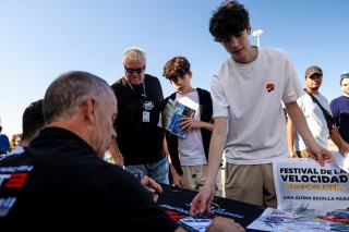 Autograph session