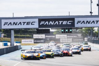 Start of the race - #9 - Boutsen VDS – Jules GOUNON – Maximillian GOTZ - Mercedes-AMG GT3 EVO leads