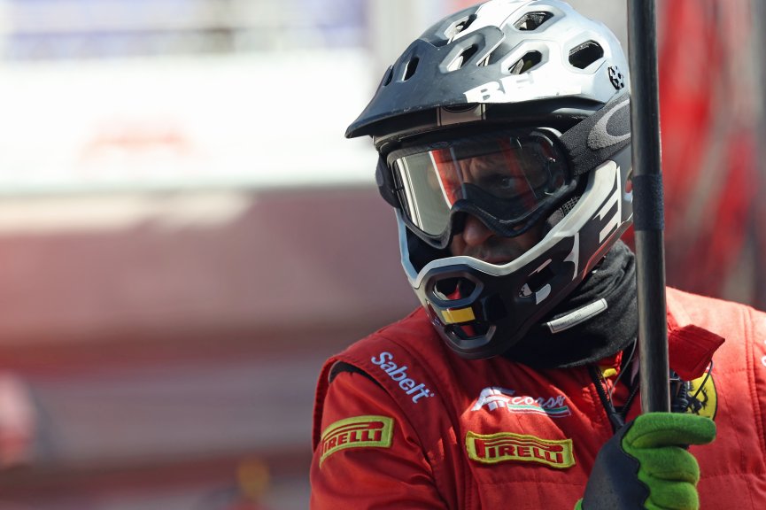 AF Corse Mechanic