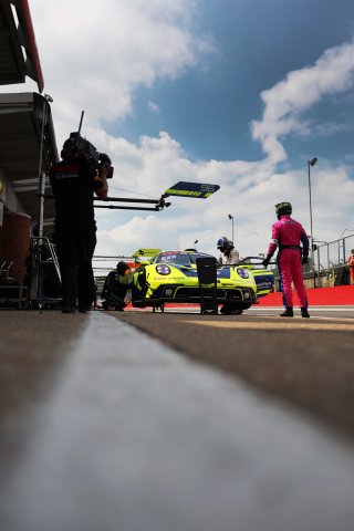 #97 - Rutronik Racing - Loek HARTOG - Eshan PIERIS - Porsche 911 GT3 R (992)