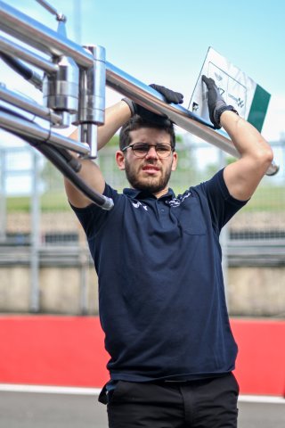 #21 - Comtoyou Racing Mechanics 