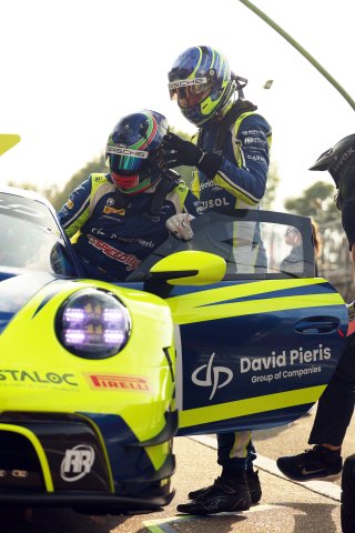 #97 - Rutronik Racing - Loek HARTOG - Eshan PIERIS - Porsche 911 GT3 R (992)